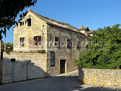 Te koop is een historisch stenen huis op het eiland Brač, dat een zeldzame investeringsmogelijkheid vertegenwoordigt om te worden omgebouwd tot een luxe boetiekhotel, elegant appartementencomplex of exclusieve culinaire bestemming. Het pand valt op d...