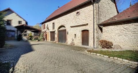 ENSEMBLE DE BATIMENT EN PIERRE APPARENTE