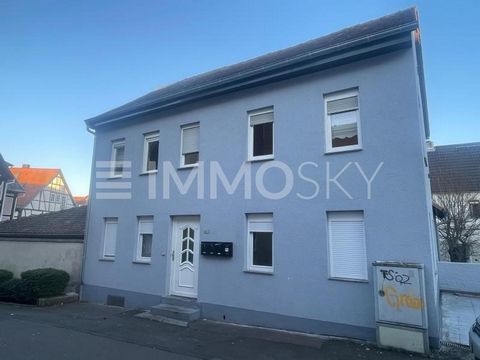 Le bâtiment, construit en 1920, impressionne par son architecture historique et une surface habitable généreuse de 300 m², divisée en 16 pièces et cinq unités résidentielles bien conçues. Sur deux étages, les chambres offrent de l’espace pour un usag...