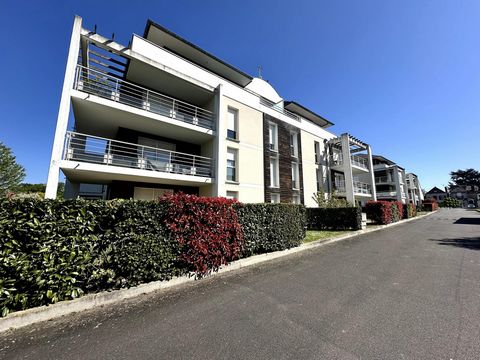 Appartement avec jardin et deux stationnements.