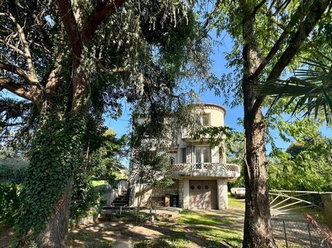 Maison située au cœur de la ville de Nogaro d'environ 140m² sur un terrain de 700m² avec garage.