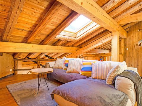 This magnificent semi detached modern chalet in Peisey is built in wood and stone in the traditional style of the area. The chalet is located just 350 m from the Lonzagne ski lifts, which give access to the ski areas of Peisey-Vallandry, Les Arcs and...