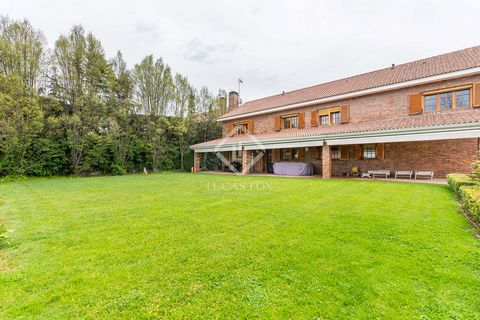 Lucas Fox presents this wonderful house with beautiful views in Montealina, one of the most exclusive urbanizations in Pozuelo de Alarcón. It is distributed over three floors and has a lounge, three living rooms, a dining room, a large kitchen diner,...