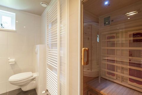 Dit vakantiehuis bevindt zich op de grens van Bergen en Egmond aan den Hoef. Er is een grote woonkamer met een houtkachel, die grenst aan het eetgedeelte en de luxe, open keuken. Op de begane grond bevinden zich de sauna en een badkamer. In de 3 slaa...