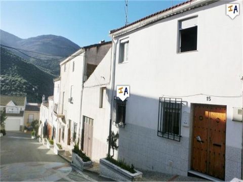 Dieses 125 m² große Stadthaus befindet sich im weiß getünchten spanischen Dorf Valdepenas de Jaen im Herzen der Sierra Sur in der Nähe des beliebten Castillo de Locubin in der Provinz Jaen in Andalusien, Spanien. Das Anwesen verfügt über 3 Schlafzimm...