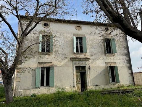 AVIGNON, CHARMING RESIDENCE 10 minutes from the ramparts In the immediate vicinity of the shops and amenities of CHATEAURENARD This mansion to renovate dates from 1864, its useful surface is about 300 m2, it includes; On the ground floor: a large ent...