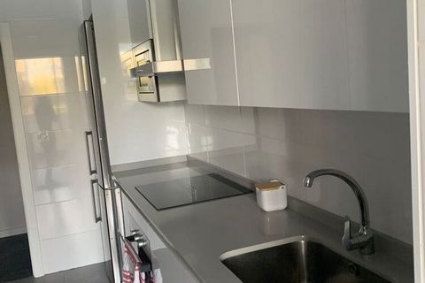 Este es un apartamento moderno pero clásico en una ubicación privilegiada en Marbella, España. El apartamento está en la urbanización con una piscina compartida para refrescarse, un jardín compartido donde podrá relajarse y descansar y un gimnasio co...