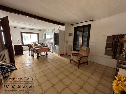 34725 Saint-André-De-Sangonis - Big potential for this village house of 147m2 with its convertible attic of 80m2 to be completely renovated. This property is composed on the ground floor of 2 entrances, one with a courtyard, 2 rooms of 75m2 to redefi...