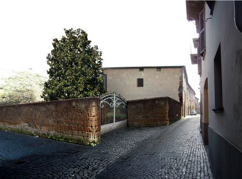 En el centro histórico de Orvieto, precisamente en Via Stefano Porcari, ponemos a la venta un edificio entero construido en tres niveles + sótano de unos 2000 metros cuadrados para ser completamente restaurado. La propiedad se completa con un patio d...