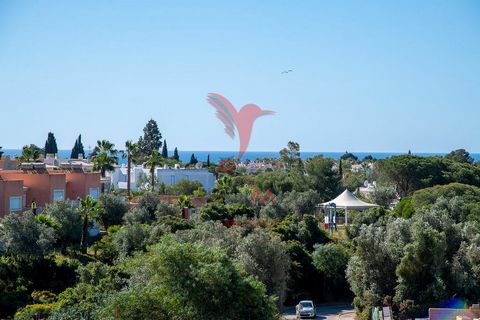 Villa en duplex vue mer. À 5 minutes des plages et du centre de Carvoeiro. Villa composée d’un hall d’entrée, d’une cuisine, d’un salon, d’une salle de bains et d’une immense terrasse au rez-de-chaussée. Au deuxième étage, vous trouverez 2 chambres, ...