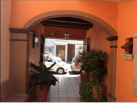 ATTENTION INVESTORS !!!! I Ideal for boutique hotel commercial property Mexican style in excellent condition, with 8 offices each with half bathroom and 1 local with bathroom facing the street, measure 32 m2 each. Land use for offices, shopping plaza...