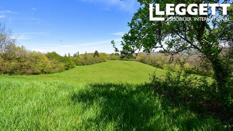 A20720LBC24 - 2 Plots of land with a private road, in agricultural but urbanization possible subject to confirmation ( Dordogne) Information about risks to which this property is exposed is available on the Géorisques website : https:// ...