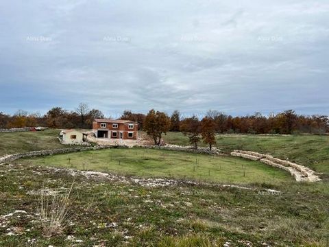 Zum Verkauf steht ein Haus, das sich derzeit in einem hohen Rohbau-Stadium befindet. Das Erdgeschoss des Hauses ist 100 m2 groß, während der erste Stock 90 m2 groß ist. Das Haus besteht aus drei Schlafzimmern, jedes Zimmer hat ein eigenes Badezimmer,...