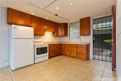 $10,000 credit to buyer at closing! Welcome to Pensacola Gardens! This updated ground floor 2 bd/1 ba/1pkg pet-friendly condo is located in the heart of Honolulu. This spacious home is located close to shopping centers, restaurants, hospitals, and sc...
