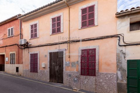 Casa de dos plantas con acceso a dos calles, está situada cerca de la entrada de Son Servera viniendo de Capdepera. El pueblo se encuentra en la zona este de Mallorca, cerca de la ciudad de Manacor, las playas de Cala Millor, puertos deportivos de Ca...