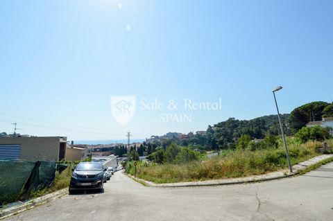 It is a 830 m2 plot located in one of the best areas of Tossa de Mar and with a green area next to it There is the possibility of building about 700 m2 in a basement and two more floors which gives many possibilities since a single large house can be...