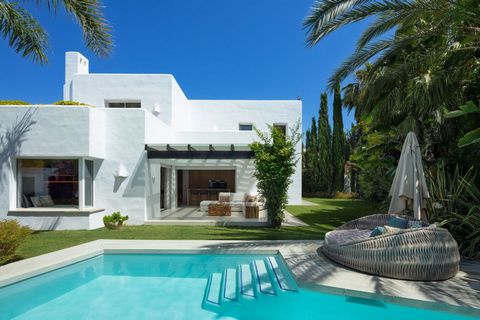A charming estate located in the prestigious neighbourhood of Casablanca, in the Golden Mile. This private villa boasts of a privileged location, only minutes away from the Golden Mile boardwalk. This distinguished area hosts a variety of luxury amen...