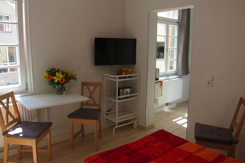 Centrally located but with private parking (depending on availability) The sunny studio is fully furnished and equipped. It consists of 1 room, corridor, a shower bath and sleeps 1-2 guests: 2 single beds can be arranged as a double bed if required. ...
