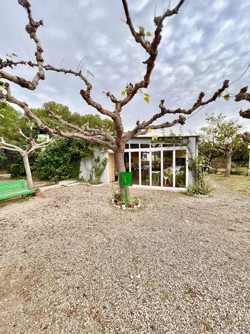 Rustic finca for sale within walking distance of the beaches of Cambrils or Salou.~The land has an area of 10000m divided into two areas. One with olive trees, with automatic irrigation, and another area is the farm. ~The house is about 120m, with tw...