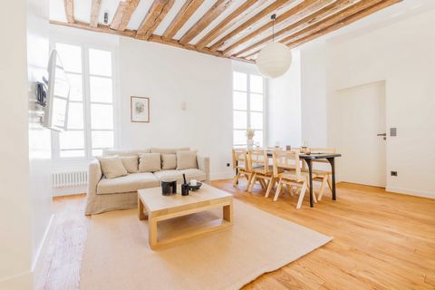 Located in the heart of Paris, the apartment is in the Marais district, just opposite the Archives Nationales! Ideally located, you'll be able to quickly reach the city's many tourist attractions. This 72m² apartment is located on the 2nd floor, with...