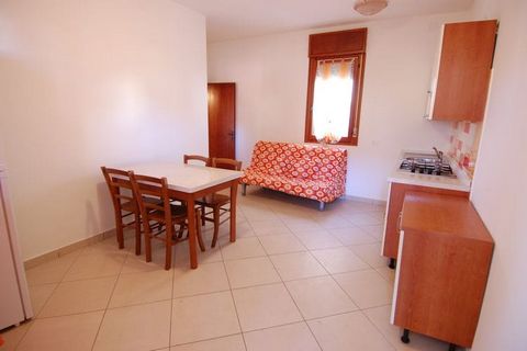 This sun-drenched bright apartment is in Rosolina Mare. The property has 1 bedroom and is perfect for 4 people, be it a small family or a group. The apartment has a shared garden for you to enjoy spectacular views of the surroundings while sipping yo...