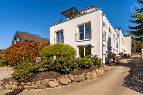 This bright semi-detached house awaits you with a roof terrace and city view in Geesthacht, 35 km east of Hamburg city center. You can reach it comfortably via the A24 in about 35 minutes. The house offers free parking and is located in the center of...