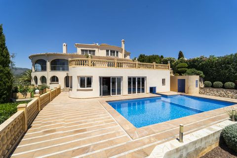 This magnificent villa, built on a plot of 2600 m2, is distributed over three floors as follows: on the ground floor there are 2 bedrooms with Italian designer furniture, two bathrooms with shower and hydromassage bath, dressing rooms, kitchen with b...