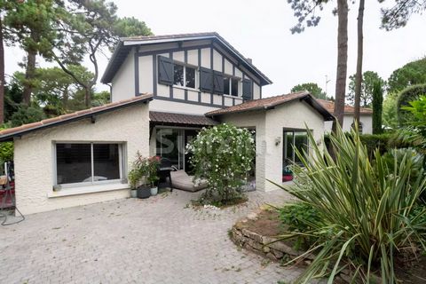 Réf 67014JMDB : In the heart of La Baule Les Pins, close to the beach and 10mn walk from avenue Lajarrige, 1930 villa in good condition. Discover this charming house with double living room and fireplace, separate kitchen, 3 bedrooms, bathroom, showe...