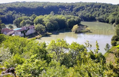 The sound of water...30 minutes from PERIGUEUX, 10 minutes from BRANTOME and its Benedictine abbey founded by Charlemagne, I invite you to discover an islet of pure nature imbued with serenity and steeped in history... This site occupied since prehis...