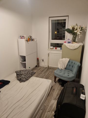 Private room for rent from July! After the departure of a WG member, we are looking for a successor. The room offers a pull-out bed from Ikea and a separate closet. The mechanic room is located in a three-family house with a total of 7 rooms. The apa...