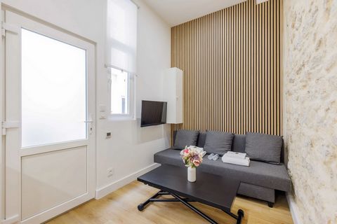 The apartment is a 15m² studio on the 1st floor without a lift. It comprises: - An open-plan, fully-equipped kitchen: fridge, hob, coffee machine, toaster, kettle, microwave, washing machine, etc. - A living room with a sofa, a coffee table that can ...