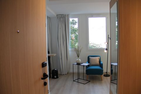 Presentation of the residence : Move in a few clicks into your own 25m2 flat with balcony, kitchenette and private bathroom in a high-end coliving residence with services, rooftop (Eiffel Tower view), garden/terrace, gym and parking at the gateway to...