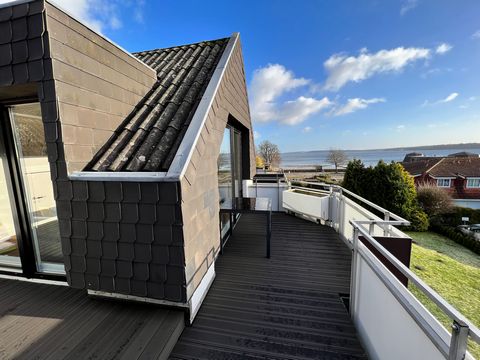 Unterkunftsinformationen Das BEACH HOUSE II ist ein traumhaftes 80 qm großes 2-Zimmer-Penthouse-Appartement mit einem einmaligen Ausblick auf die Flensburger Förde und privatem Tiefgaragenparkplatz direkt im Haus. Die großzügige Dachterrasse bietet d...