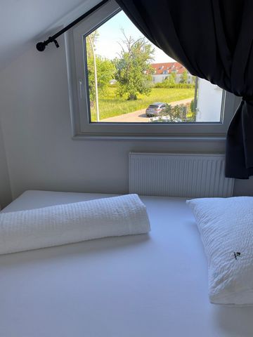 This duplex apartment is in a very quiet location on the outskirts of Fellbach Schmiden. The apartment is fully equipped with, among other things, a Smart TV, a kitchen with electrical appliances, coffee maker, toaster, dust wiper, desk, office chair...
