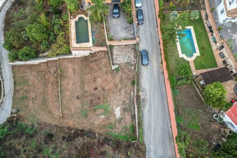 Rustic plot in Mijas Costa, next to the La Sierrezuela urbanization - El Hornillo Area. It has two entrances, on Calle Naranjo and on Calle Ciruelo. It has 855m2 of surface, it is terraced and has a retaining wall. It has completely clear views and w...