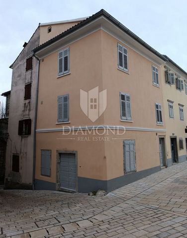 Location: Istarska županija, Pićan, Pićan. Pican, a house in the old town center. We are selling a terraced house in the old town center of Pićna. The property consists of three floors. On the first floor, there is a kitchen connected to the living r...