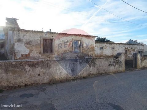 Warehouse in Ruin, implanted in a plot of land with 700 m2, with a gross construction area of 400m2.   It is located in the center of the village of Toxofal de Baixo. in front of the Church, right on Main Street. Just 1 km from Lourinhã, 3 kms from P...