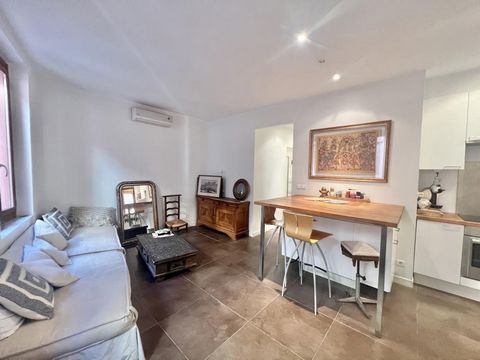 In the heart of the historic center, 50m from the port, beautiful renovated apartment on the first floor of a small building of 3 lots and without charges. Corner apartment. It consists of a living room with fitted and open kitchen, hallway, shower r...