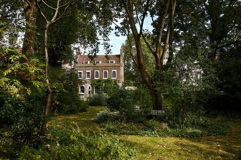 Ett fantastiskt Queen Anne's hus perfekt beläget med utsikt över Greenwich Park. Med åtta sovrum, fyra badrum och ett trippelgarage är denna fastighet inte något du får missa. Inbäddat i det historiska hjärtat av Greenwich på Crooms Hill, inbjuder de...
