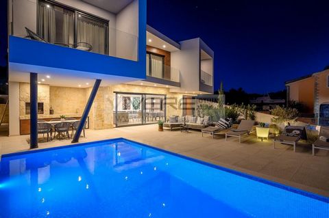 Beschrijving van de woning: Deze fantastische ultramoderne minimalistische villa is gelegen in een rustige baai, op slechts 100 m van de zee, op Ražanj, een perfecte locatie voor een rustige en ontspannen vakantie in een prachtige omgeving.  De villa...