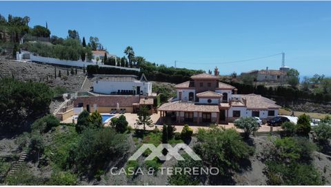 Nous vous proposons ici l'une des meilleures villas de toute la Axarquía avec une vue panoramique imprenable sur la mer et les montagnes. Cette maison impressionnante se compose de plus de 300 m2 construits avec 6 chambres, 3 salles de bains, une toi...