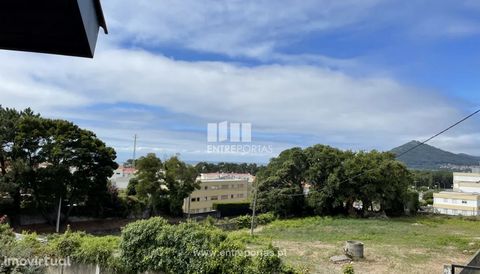 Detached villa for sale in Moledo, Caminha. House of 3 floors, being that on each floor has 3 bedrooms, equipped kitchen, 1 wc, central heating diesel and outdoor space with garden. This villa is implanted in a plot with 793 m2, with excellent sun ex...
