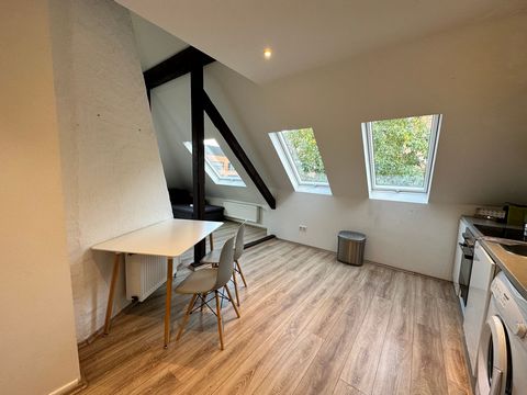 Willkommen in unserem stilvollen Studio-Apartment im Lorettoviertel! Ideale Lage, hohe Decken und atemberaubender Blick. Fußläufig zu Medienhafen, Rhein, Altstadt, Königsallee. In der Nähe der lebhaften Lorettostraße mit Restaurants und Bars. 15 Minu...