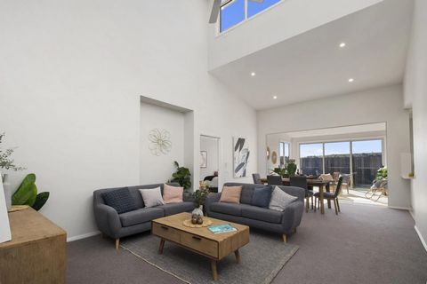 With 189m2 in living space, this home will let you downsize but still have the room to bring most of your prized possessions with you! Beautifully designed for space and livability you will have views from the kitchen, the back sunroom and the master...