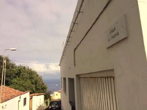 Garage premises located in Garachico, in a residential area. Located on urban land, but mostly rural environment. Located in a three-story building, it occupies the entire ground floor. Only 50% of the property is transferred. The offer is subject to...