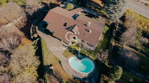 Single villa for sale in Inverigo (CO). Built in the 70s, the Villa has a swimming pool, a private garden of approximately 3,800 m2 and a park of approximately 5,500 m2 Located in a dominant position, the Villa is spread over two living levels beyond...