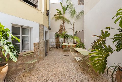 Traditional townhouse with pool in the heart of Sóller This gorgeous residence is offered for sale in the centre of Sóller, just metres from the market square, shops, restaurants, and local amenities. At present, the ground floor is divided into two ...