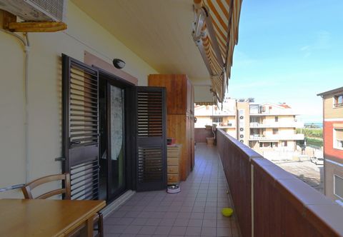 I kuststaden Roseto degli Abruzzi erbjuder vi till salu en bekväm och bekväm fyrarumslägenhet på andra våningen på kvm. 95 med angränsande garage i källaren på kvm. 25. Det ligger i den södra delen av staden och ligger i ett bostadsområde med flera b...