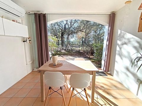 You'll fall in love with this 40m² 2-room apartment, located in a luxury 25-hectare estate, secure and wooded, with an aquatic complex, tennis court, bowling alley, just 3km from the beaches. You can enjoy the sea view but also Saint Tropez as you st...