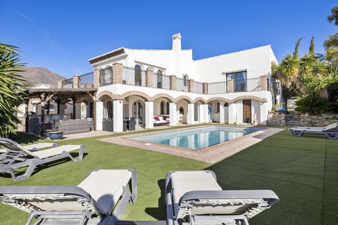 CASA MONTANA URB. VALLE ROMANO GOLF, ESTEPONA Beautiful spacious well maintained villa in urb. Valle Romano Golf. South to west facing with views to the mountains and the golf. Private and quiet. Main floor with living/dining area, high ceilings and ...